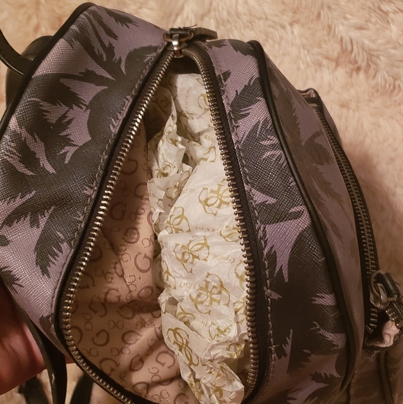 Guess small back pack - Picture 3 of 8